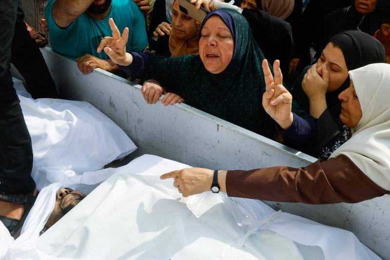 Funeral de la familia Shamalkh, que según los funcionarios de salud murieron en ataques israelíes, en la ciudad de Gaza