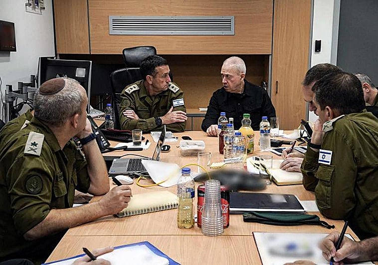 El ministro de defensa de Israel, Yoav Gallant (segundo por la derecha), durante una reunión del seguridad en Tel Aviv