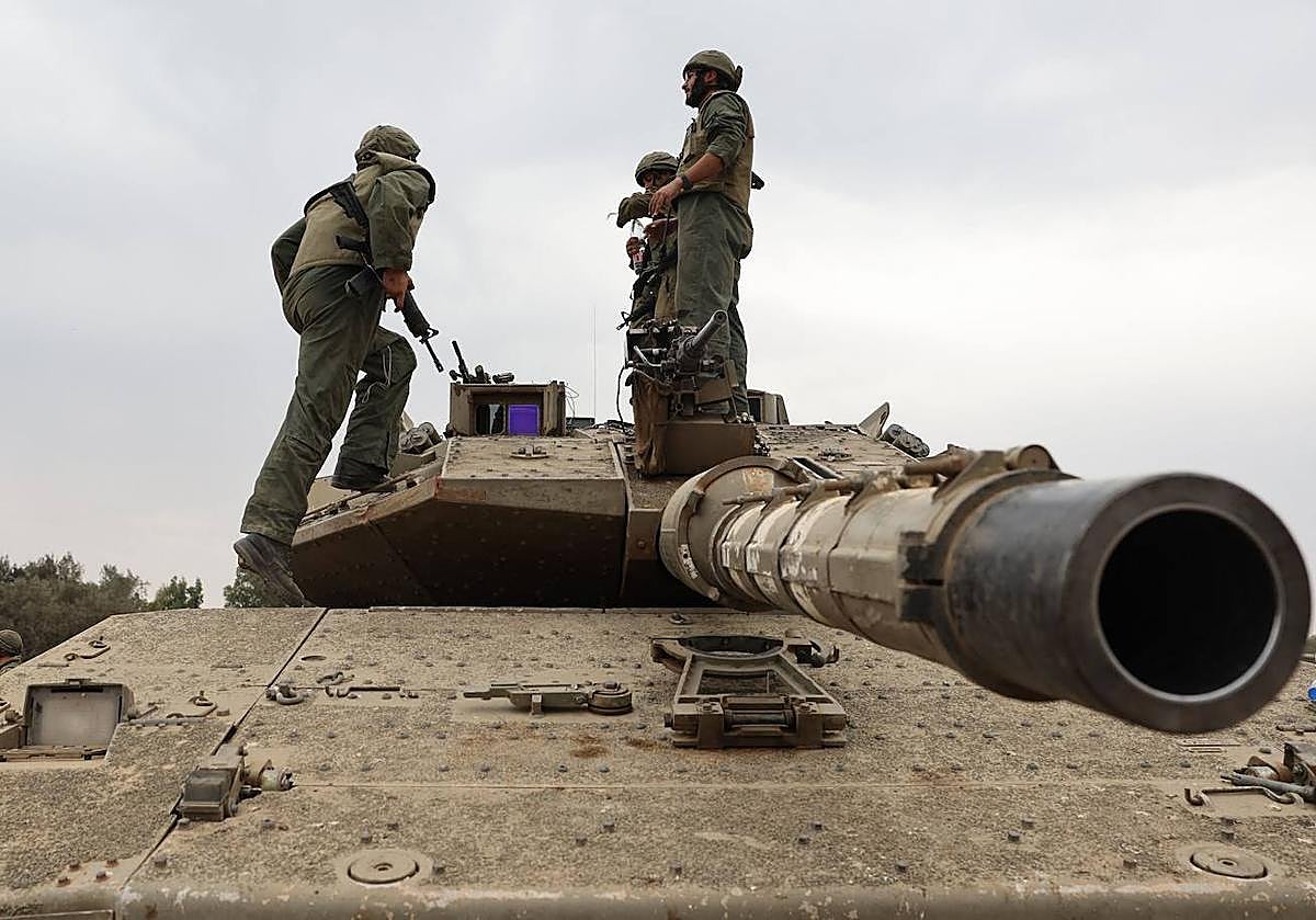 Soldados israelíes, sobre un carro de combate cerca de la frontera de Gaza