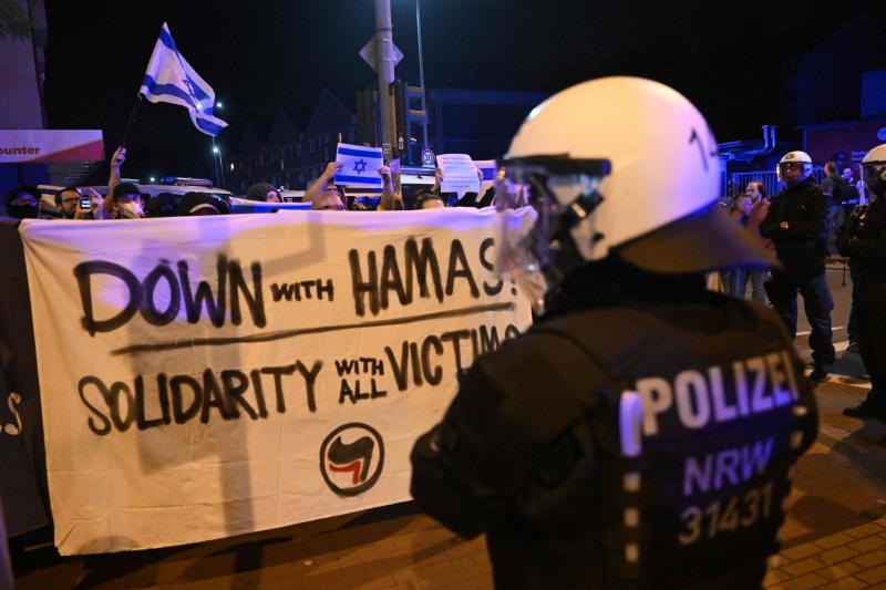 Manifestantes que apoyan a Israel en Duisburg, Alemania