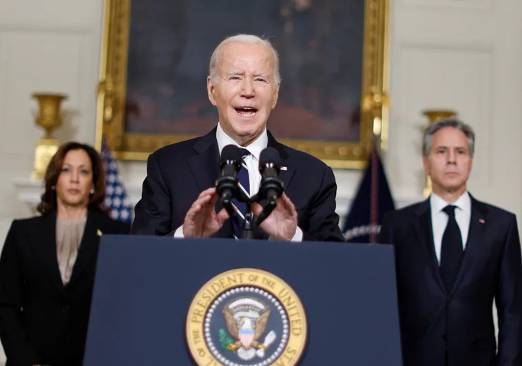 El presidente de EE.UU., Joe Biden, escoltado por la vicepresidenta Kama Harris y el secretario de Estado, Antony Blinken, durante la rueda de prensa de este martes