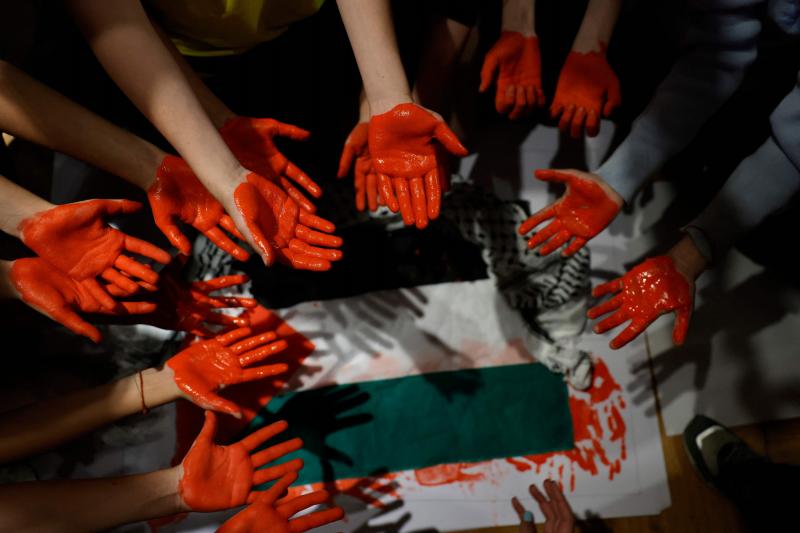 Niños de la comunidad palestina que viven en Chile, con las manos pintadas de rojo, protestan contra las operaciones militares de Israel en Gaza