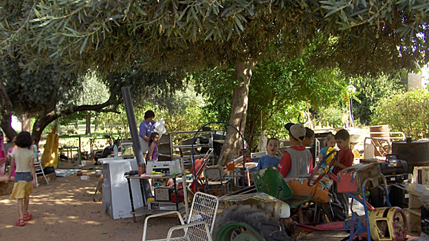 Niños jugando en el jardín de infantes del kibutz de Hokuk