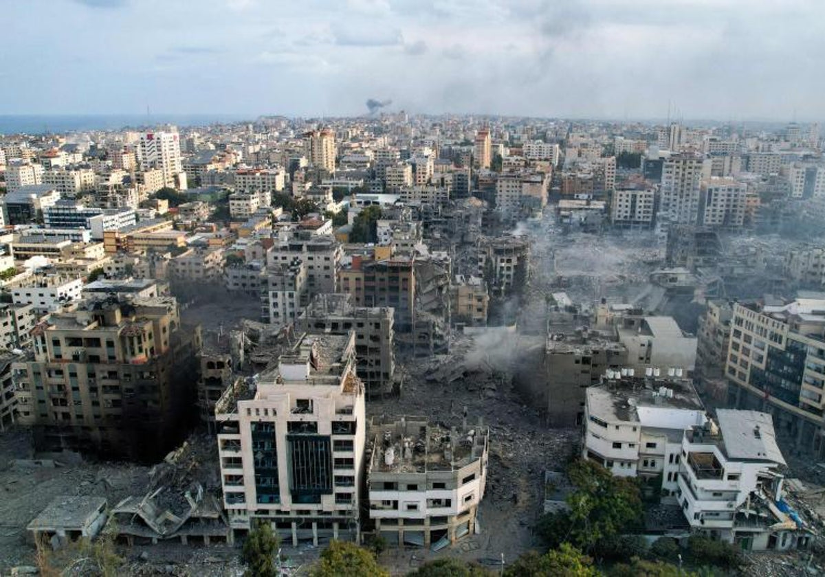 Esta fotografía aérea muestra edificios muy dañados tras los ataques aéreos israelíes en la ciudad de Gaza