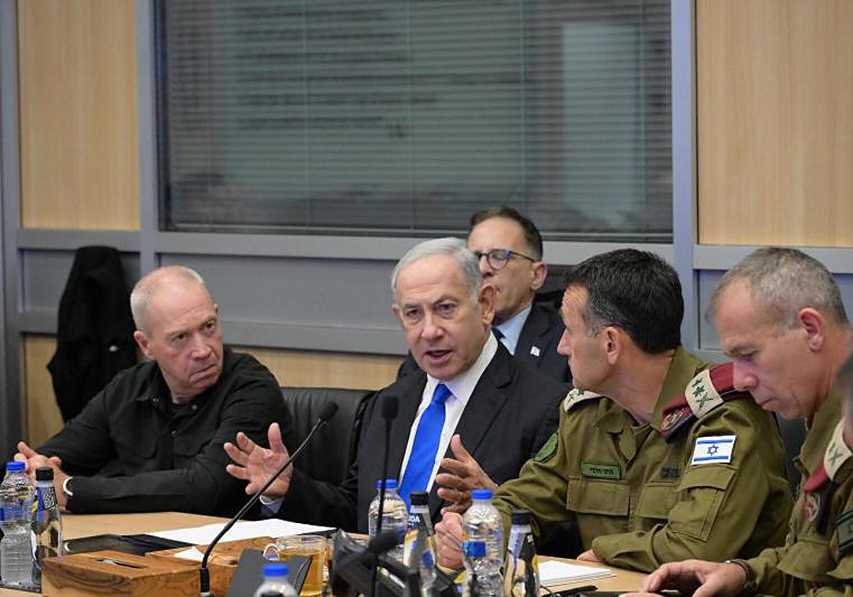 El primer ministro israelí, Benjamin Netanyahu (centro), y el ministro de Defensa, Yoav Gallant (izq.), realizan una evaluación de seguridad en Kirya, en Tel Aviv