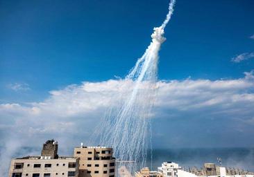 Israel intensifica los ataques en Gaza en respuesta a la ofensiva de Hamás y bombardea el sur de Líbano