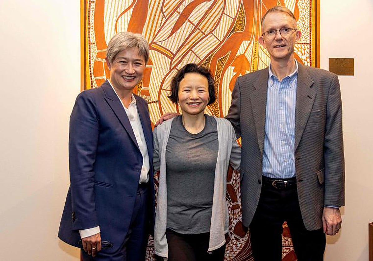 Cheng Lei (C), junto a Penny Wong (I), ministra de Exteriores de Australia, y Graham Fletcher (D), embajador australiano en Pekín