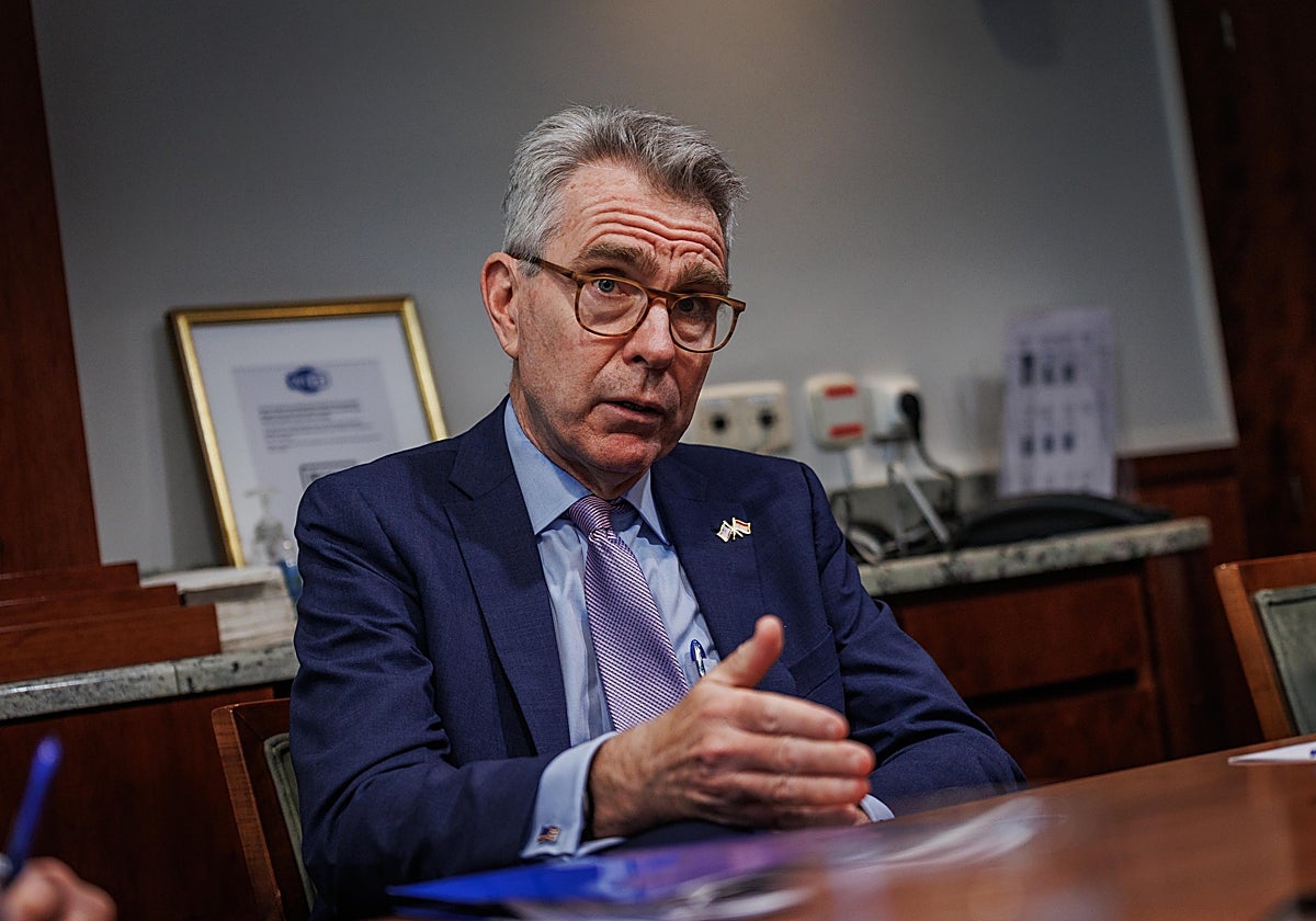 Geoffrey Pyat, subsecretario de Recursos Energéticos en el Departamento de Estado de los EE.UU, durante la entrevista en la Embajada de EE.UU. en Madrid