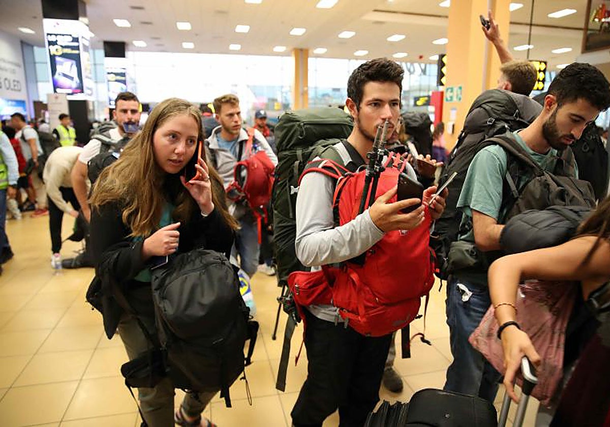 Jóvenes israelíes hacen cola para viajar a Tel Aviv en el aeropuerto de Lima (Perú)
