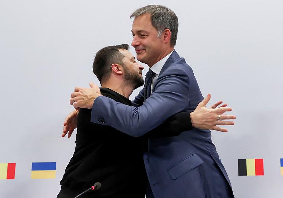 Volodímir Zelenski y el primer ministro de Bélgica, Alexander De Croo, se abrazan en la sede de la OTAN
