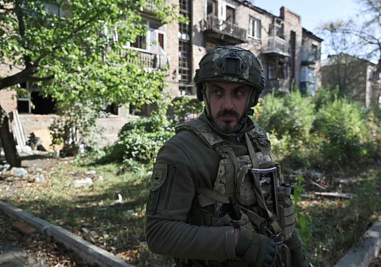 Un soldado ucraniano frente a un edificio residencial destruido en Chasiv Yar, en la región de Donetsk