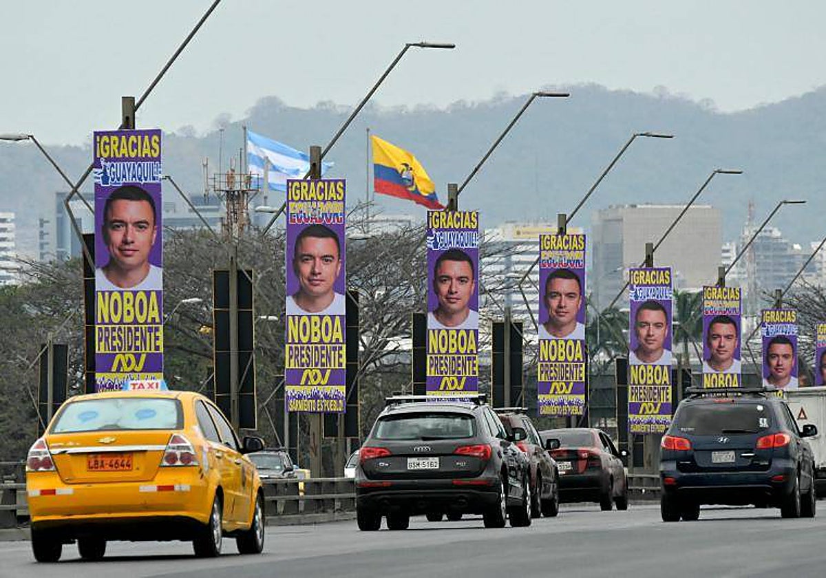 Carretera de Guayaquil (Ecuador), con carteles electorales de Noboa