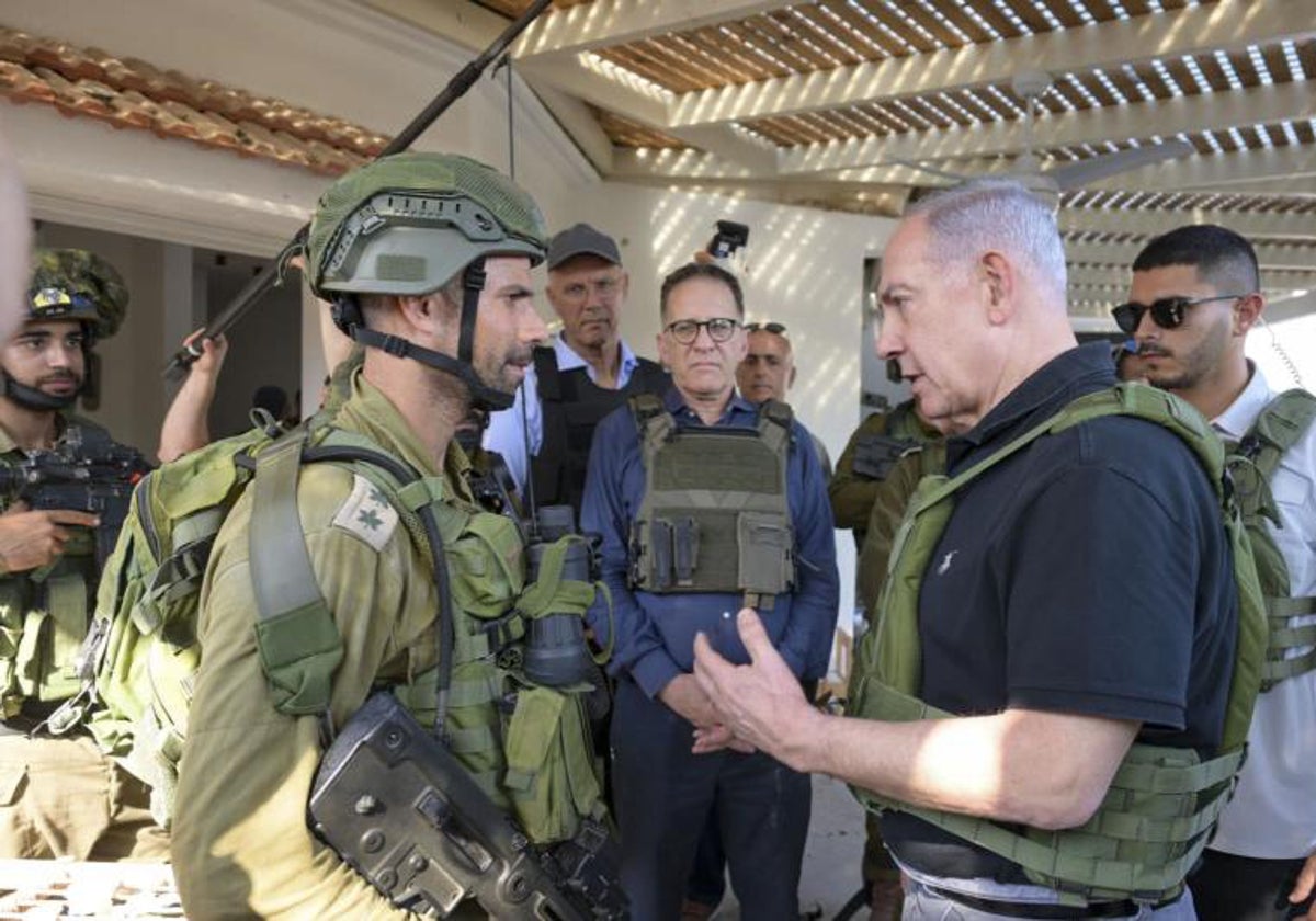 Benjamín Netanyahu, primer ministro de Israel, durante su visita a los kibutz atacados por Hamás de Be'eri y Kfar Azza