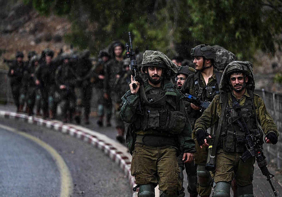 Soldados israelíes se movilizan a la frontera con Líbano, al norte del país