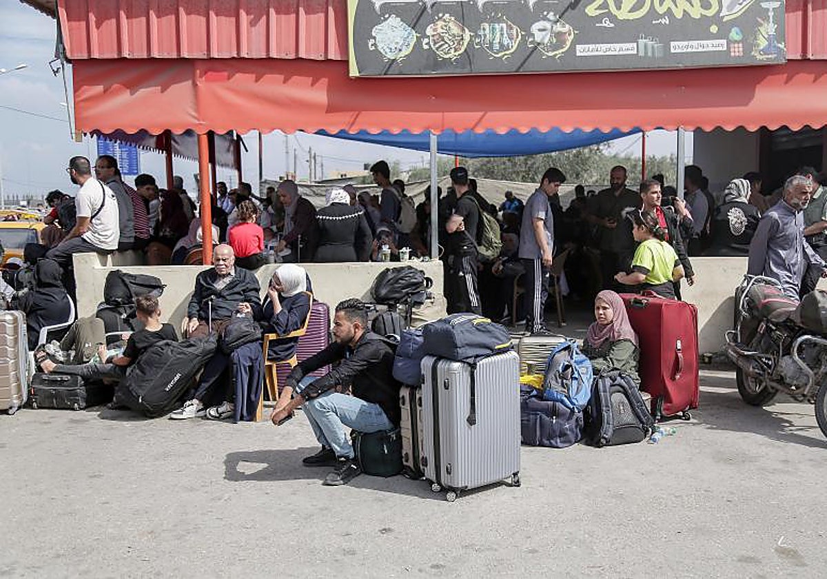 Palestinos con doble nacionalidad aguardan para cruzar el paso de Farah, la frontera entre Gaza y Egipto