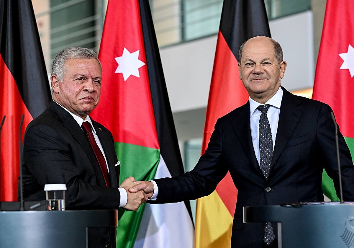 El canciller alemán Olaf Scholz (d) estrecha la mano del Rey Abdullah II Ibn Al Hussein de Jordania hoy tras su rueda de prensa en la Cancillería de Berlín