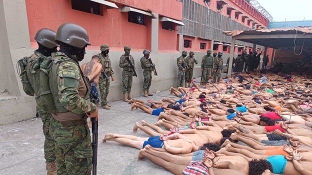 Soldados mientras vigilan presos durante un operativo en la Penitenciaría del Litoral, en Guayaquil
