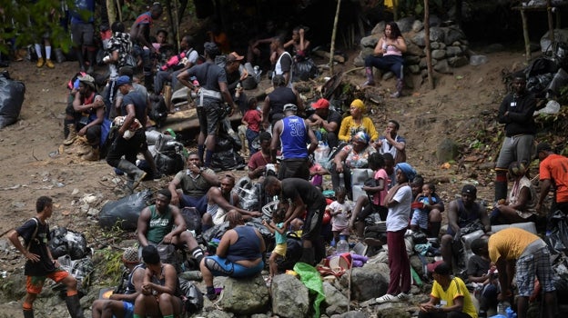 Inmigrantes haitianos cruzan la selva del Darién