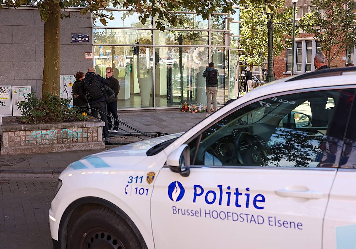 La Policía belga vigila las inmediaciones del lugar donde dos personas murieron ayer en Bruselas