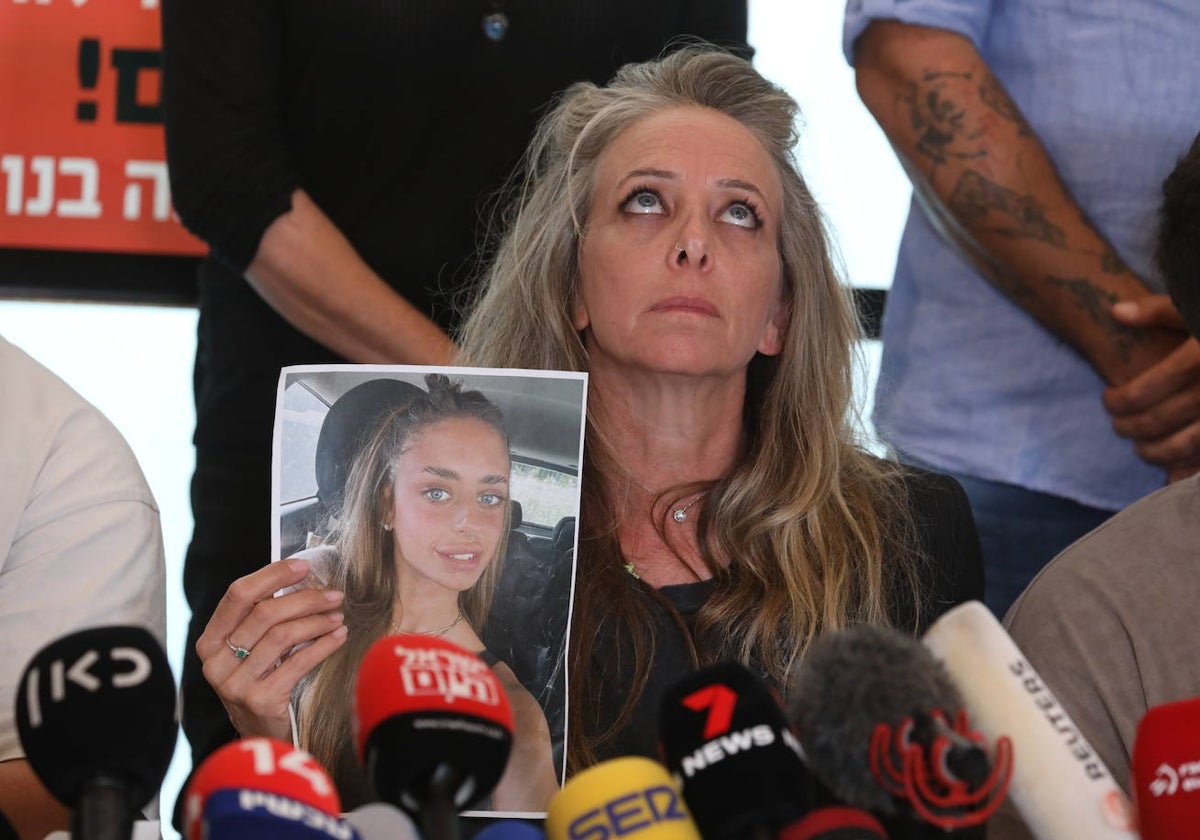 Conferencia de prensa de la familia franco-israelí Mia Shem en Tel Aviv