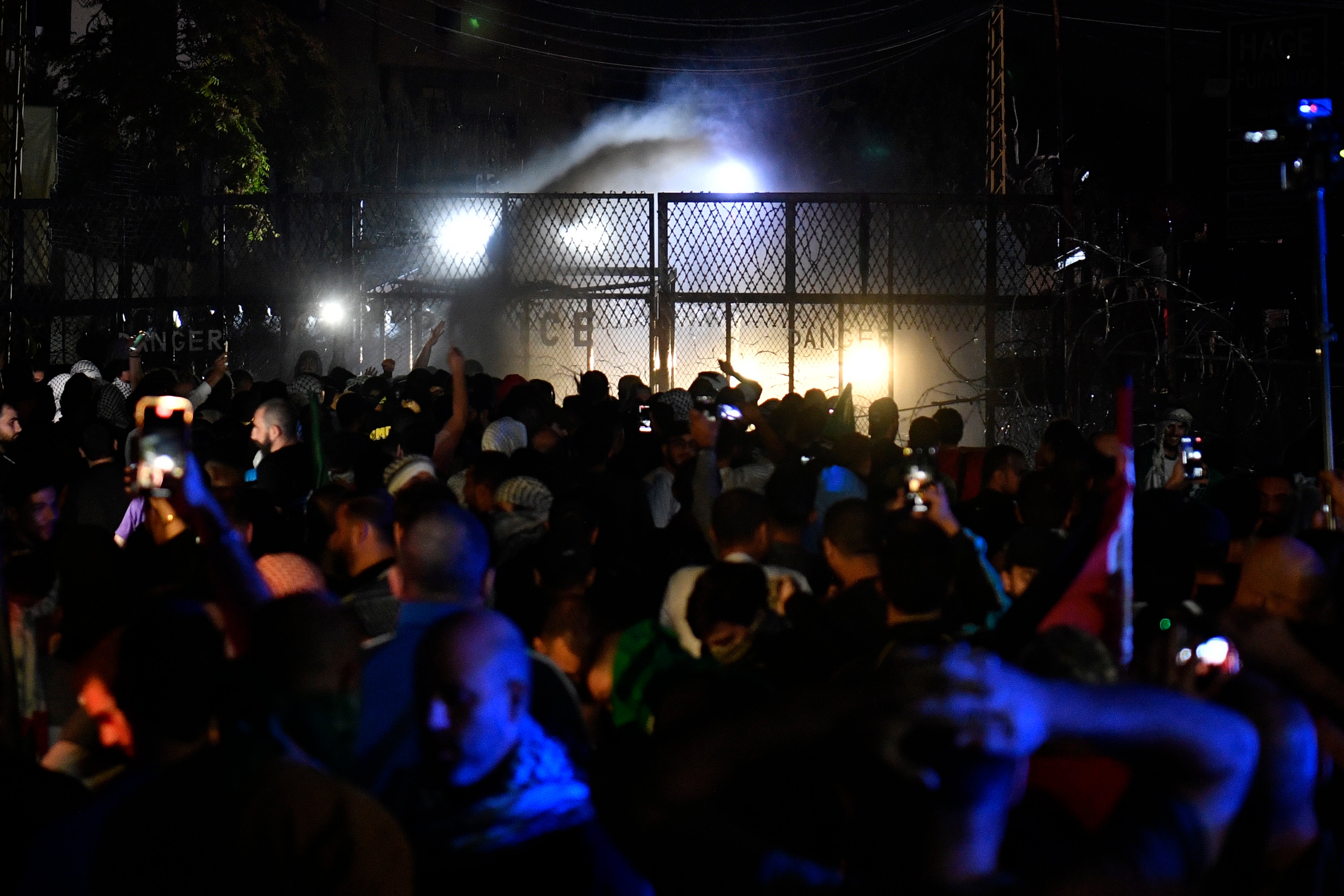 La Policía dispersa a los manifestantes con cañones de agua en Líbano.