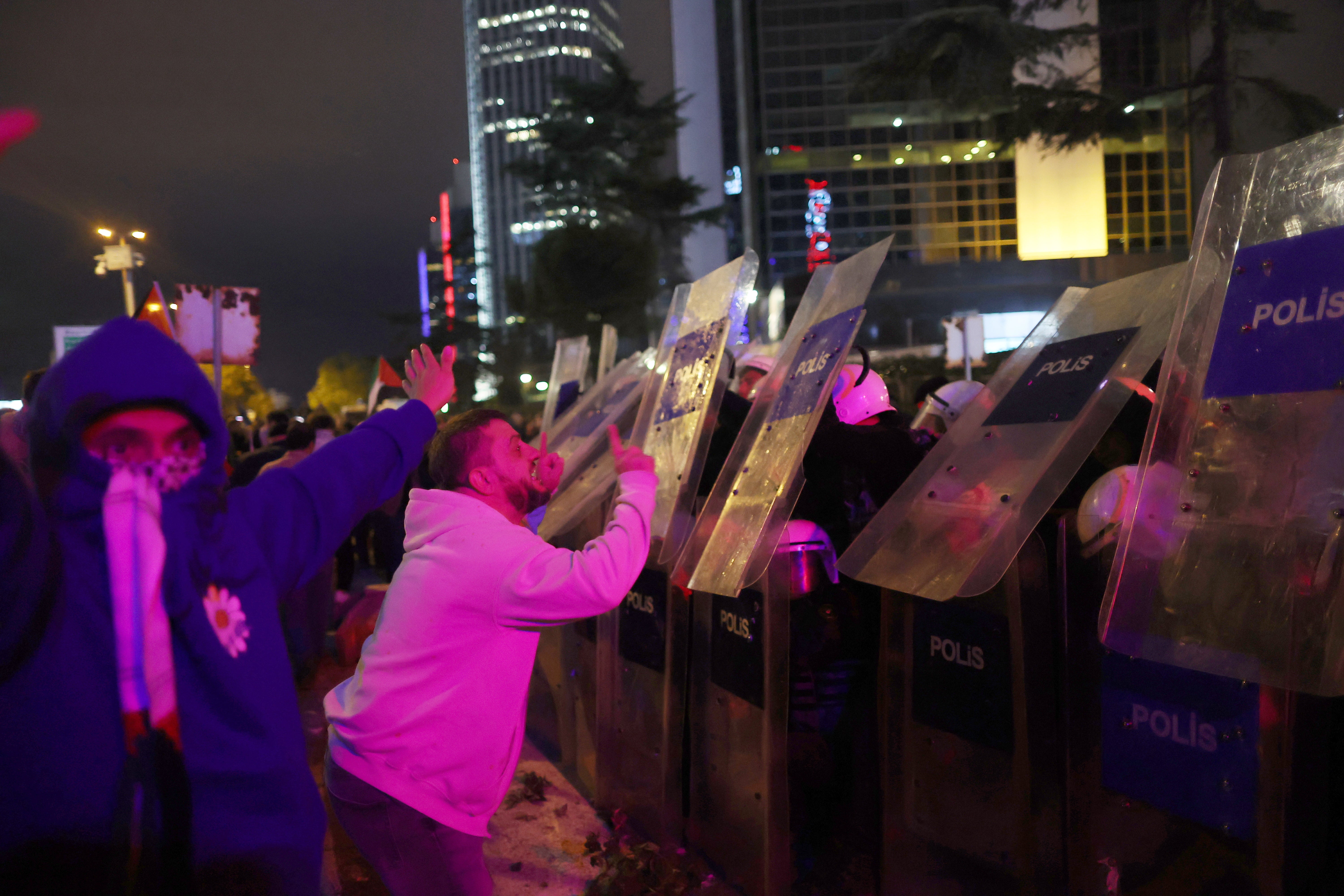 La policía turca bloquea el paso de manifestantes a la embajada de Israel. 