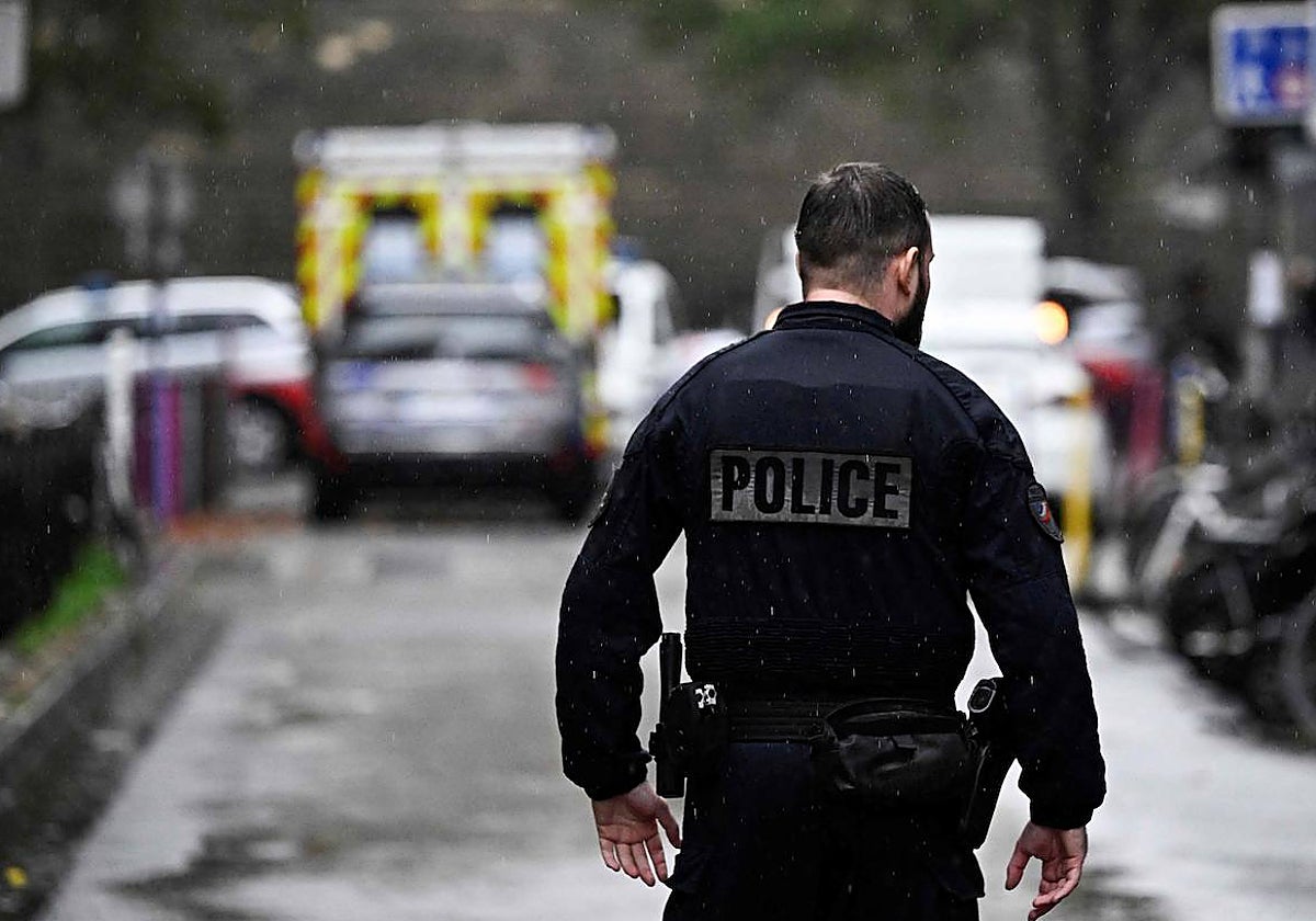 Un agente de Policía patrulla las calles de París