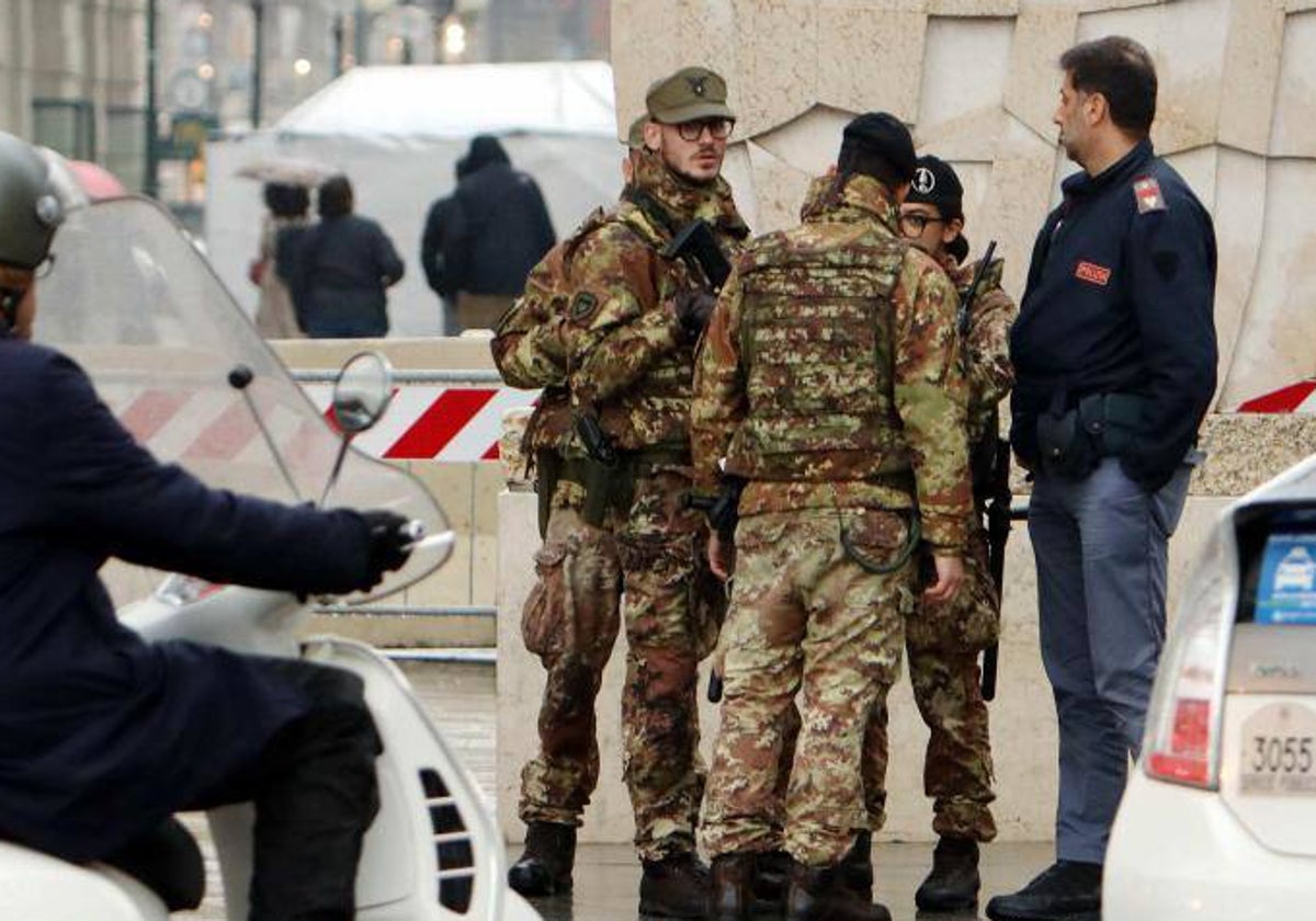 Soldados y agentes de Policía italianos en las calles Milán, el jueves