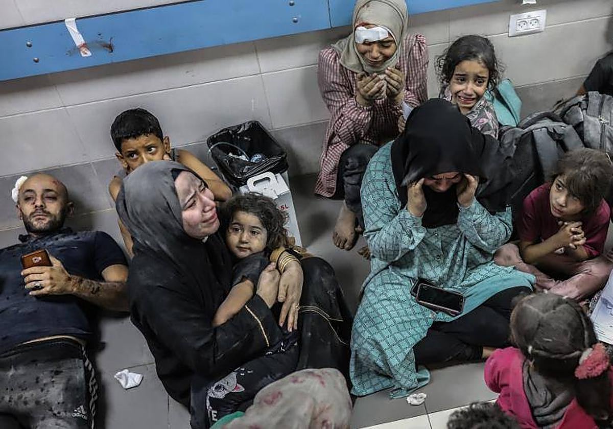 Palestinos heridos a la espera de ser atendidos en un hospital de Gaza