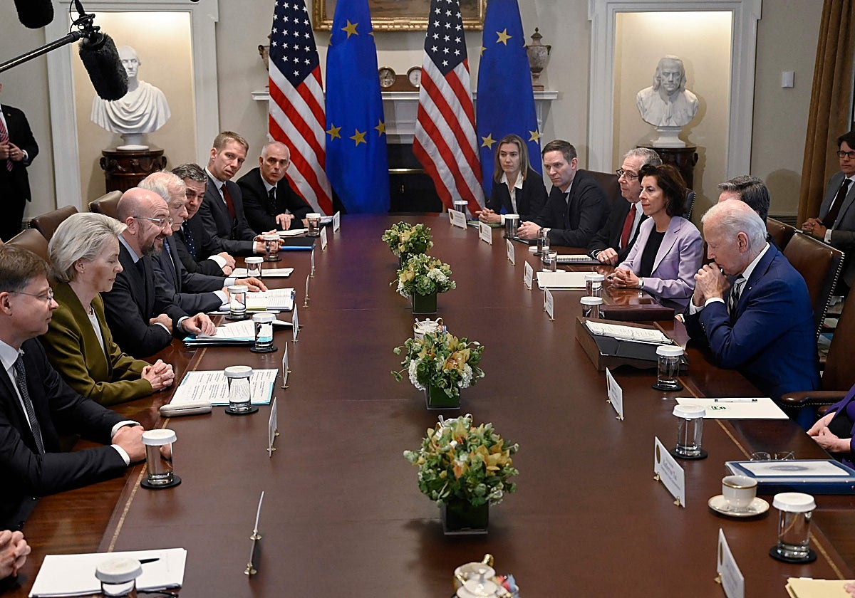 Joe Biden (dcha.), con la presidenta de la Comisión Europea, Ursula von der Leyen (segundo por la izda.), y el Presidente del Consejo Europeo, Charles Michel (tercero por la izquierda), ayer en Washington.
