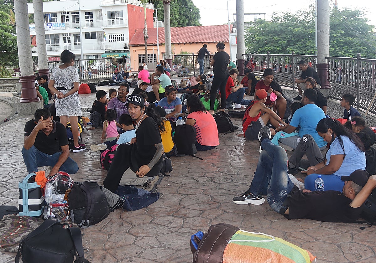 Migrantes se reúnen en una plaza pública hoy, en Tapachula, estado de Chiapas (México)