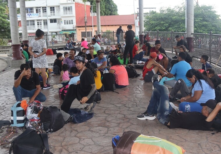 Migrantes se reúnen en una plaza pública hoy, en Tapachula, estado de Chiapas (México)