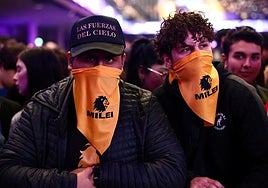 Los fans de Milei, en busca de una receta mágica para Argentina