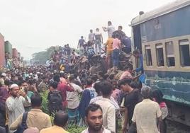 Al menos 17 muertos por el choque de dos trenes en el este de Bangladesh