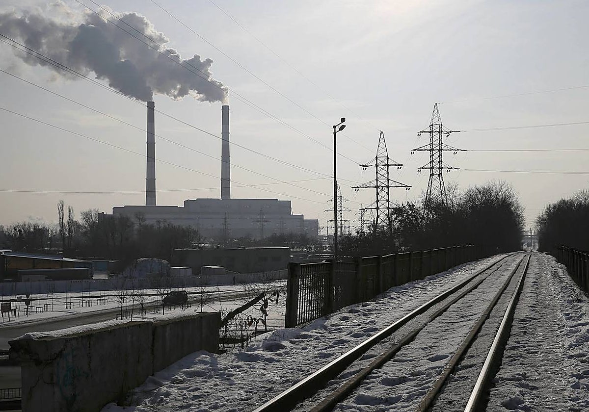 Una vía férrea pasa junto a una estación térmica a las afueras de Kiev