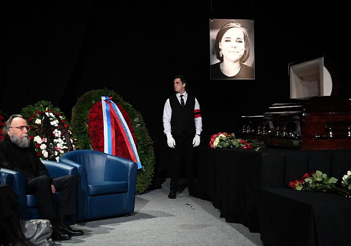 Funeral de Daria Dugina, a la que mataron con una bomba introducida en Rusia gracias a un transportín de gatos