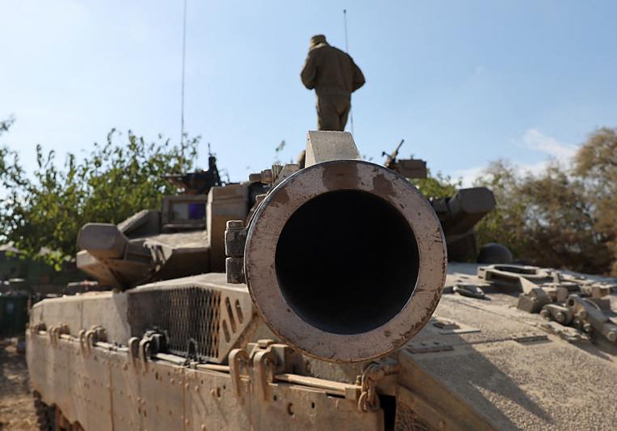 Sldados israelíes están posicionados fuera del kibutz Beeri, cerca de la frontera con la Franja de Gaza