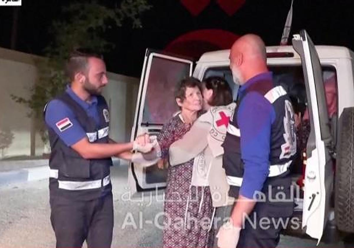 Yocheved Lifshitz, tras ser liberada por Hamás, en Rafah. Imagen tomada de un video difundido por Al Qahera News/