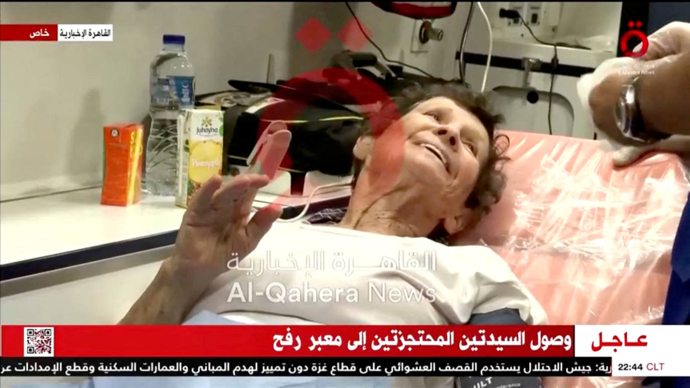 Una rehén siendo atendida 