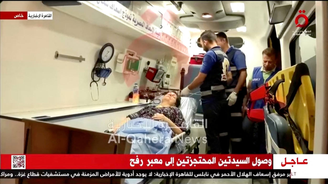 Momento en el que una de las rehenes es atendida por los equipos sanitarios