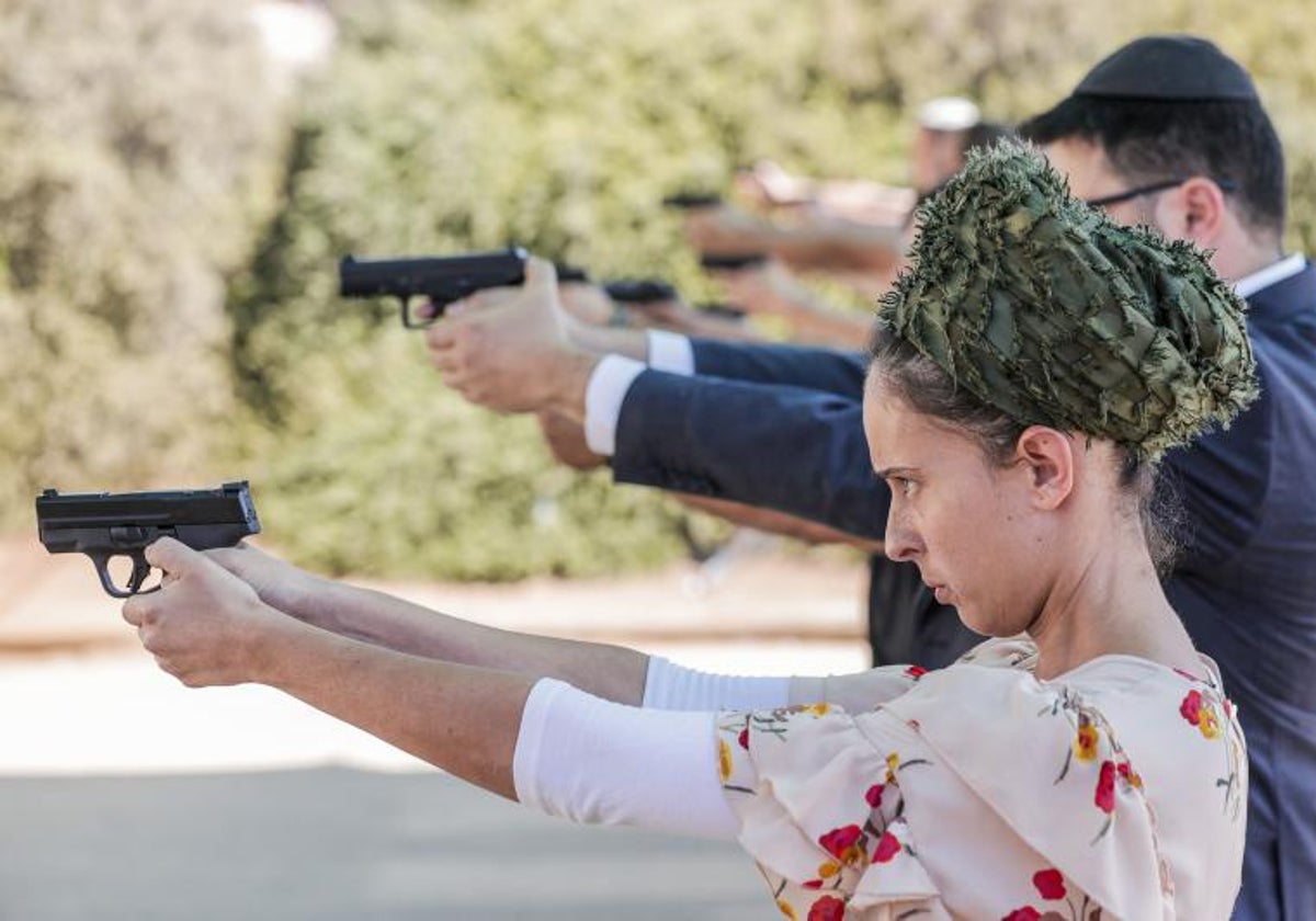 Una civil israelí entrena con su pistola en el Caliber 3, en Efrat