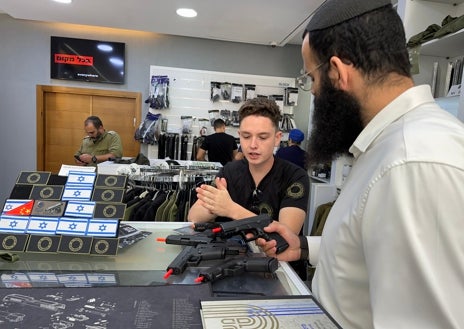 Imagen secundaria 1 - Miles de civiles israelíes acuden al Caliber 3 en busca de armas y entrenamiento para hacer uso de ellas