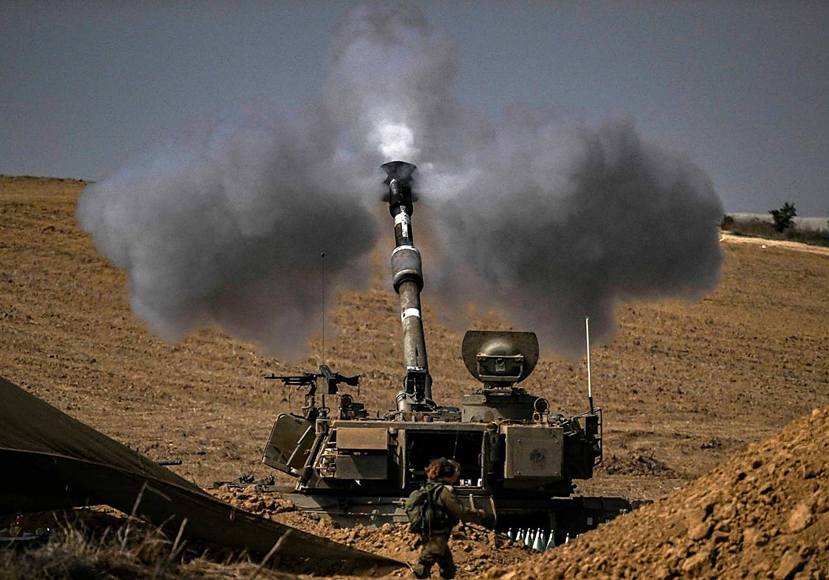 El ejército israelí dispara proyectiles hacia la Franja de Gaza el 28 de octubre de 2023