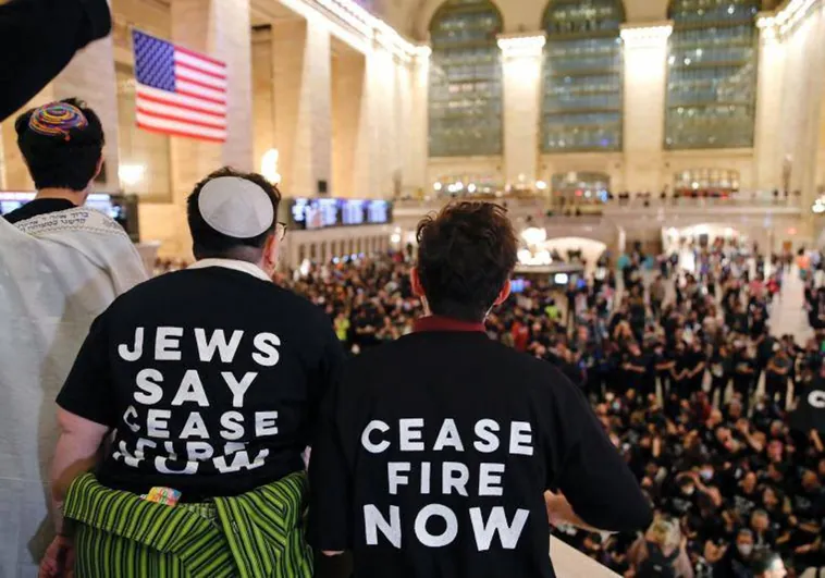 Cientos de personas se manifiestan en la Estación Central de Nueva York por un alto el fuego en Gaza