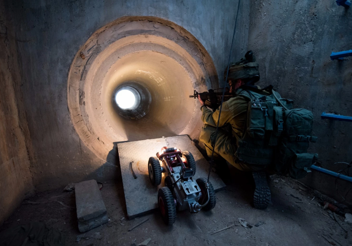 Milicianos de Hamás en un túnel en una imagen de archivo y un soldado israelí equipado para detectar canales subterráneos