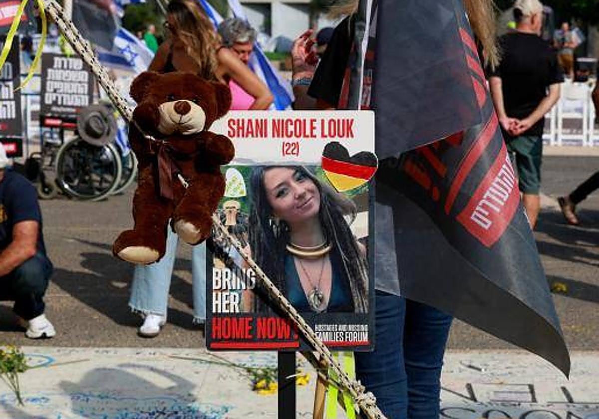 Una fotografía de Shani Nicole Louk durante una manifestación por los rehenes retenidos en Gaza