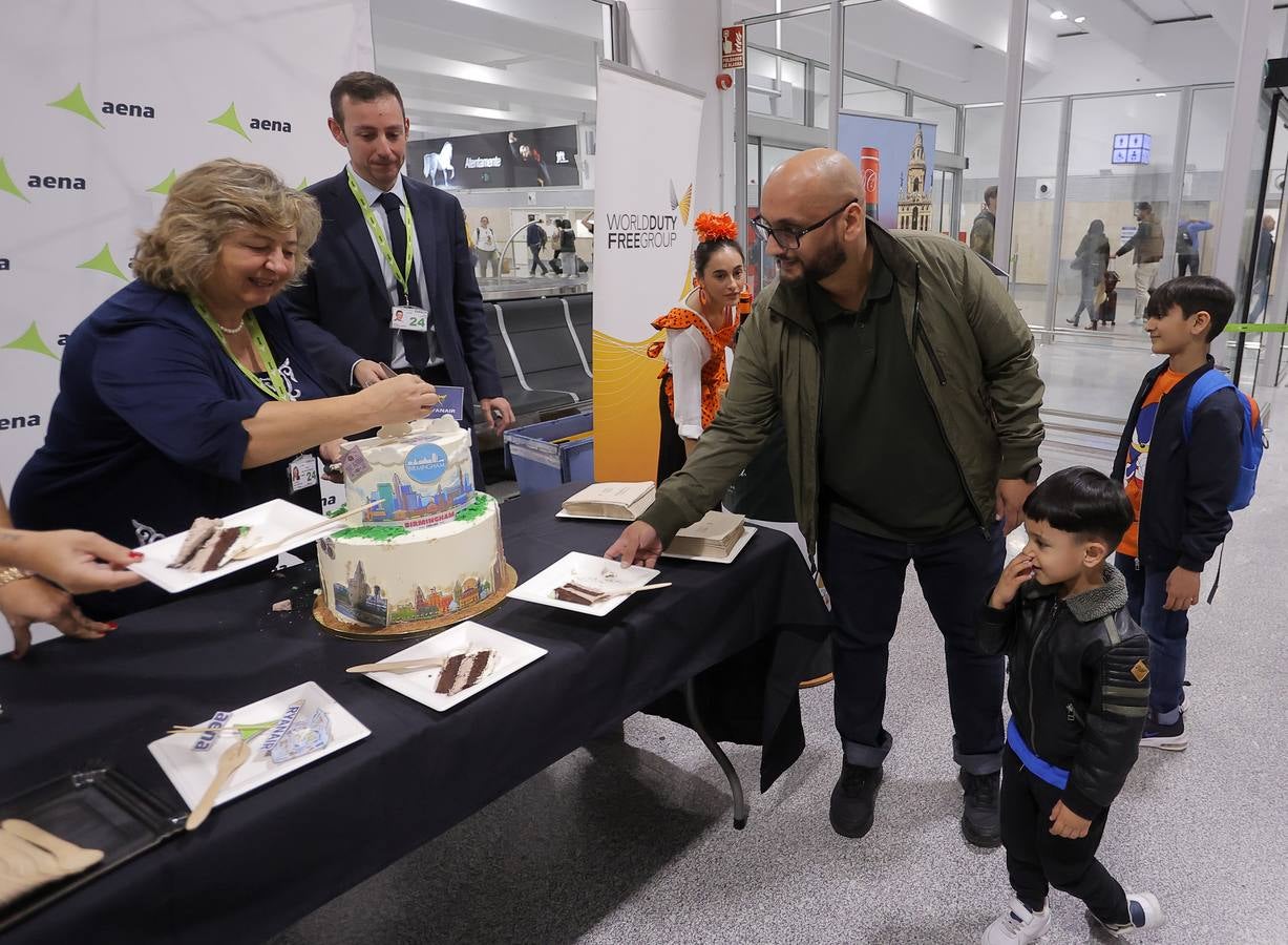 Acto de bienvenida de la línea al que asisten el director del aeropuerto, Sergio Millanes y la country manager de Ryanair en España, Elena Cabrera