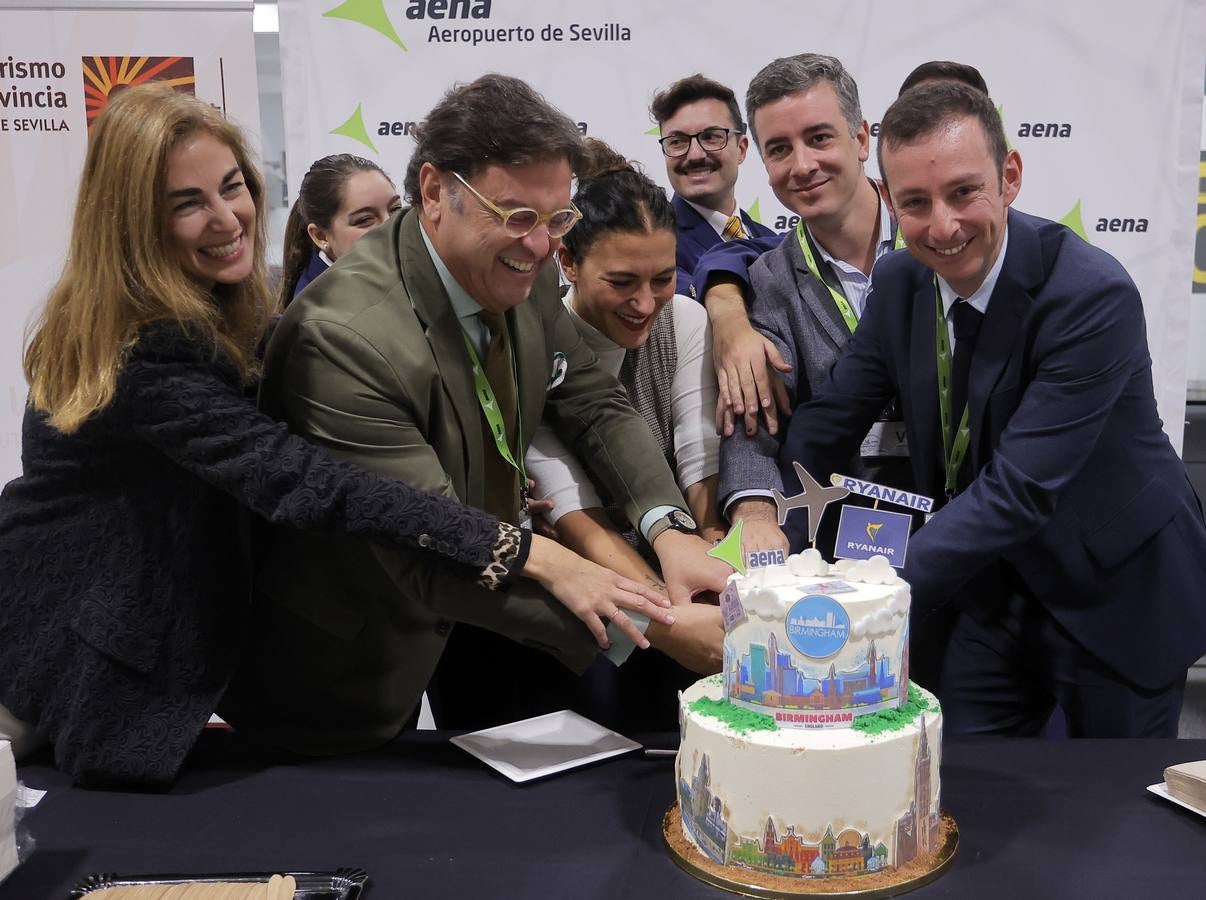 Acto de bienvenida de la línea al que asisten el director del aeropuerto, Sergio Millanes y la country manager de Ryanair en España, Elena Cabrera