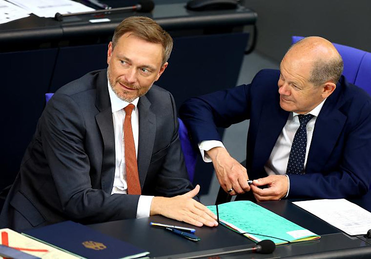 El canciller alemán, Olaf Scholz, junto al ministro de Finanzas y presidente de los liberales, Christian Lindner
