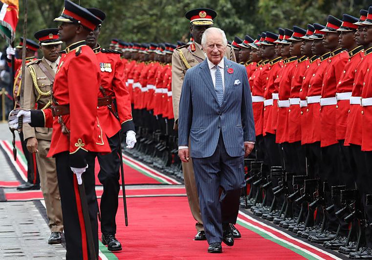 El Rey Carlos III pasa revista a la guardia de honor a su llegada a la Casa Estatal de Nairobi (Kenia)